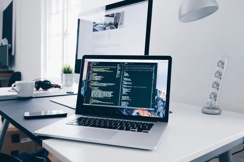Équipe FenrIA Digital travaillant sur un projet de site web